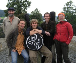 Jaroslav „Oto“ Macháček - housle Jakub Siegl - kytary Jan Brabec - bouzouki, tin whistle Jeremy Marc King - zpěv, bodhrán Saša Šantorová - příčná flétna Dick Savage j.h. - didgeridoo, spoons 