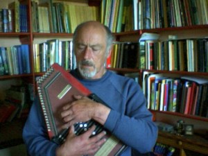 62079_160174013998654_100000181707461_540568_2643729_n "Just to show that I can relax now and again. 12-bar auto-harp"-Craig